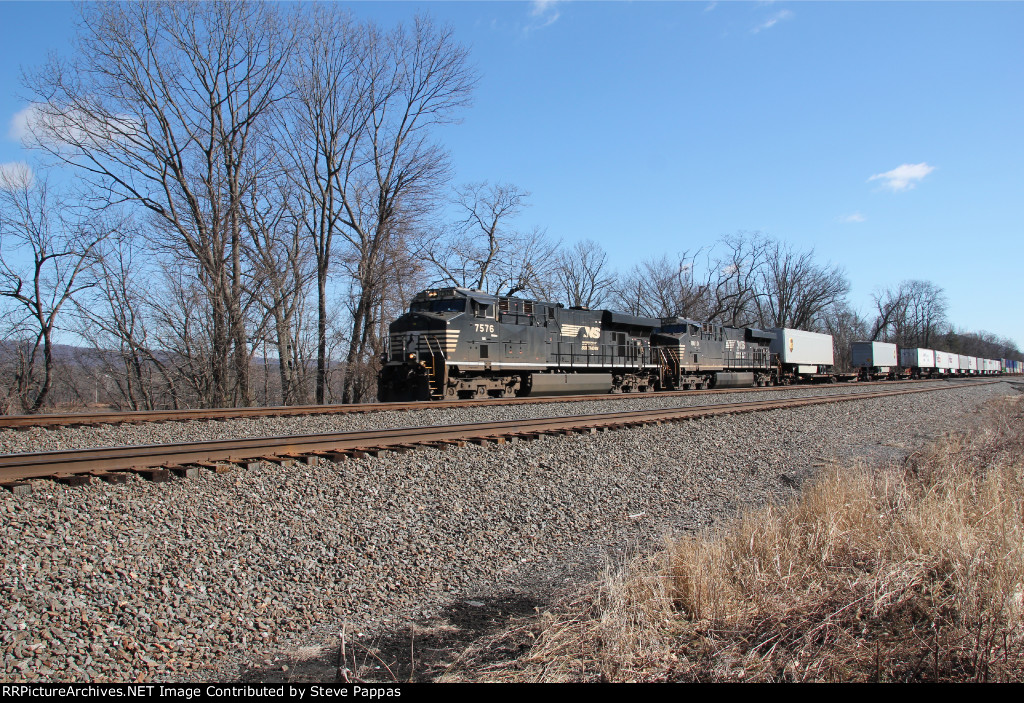 NS 7576 with a westbound train at MP 116